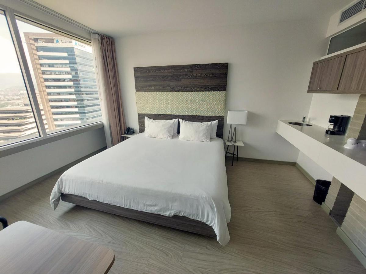V Grand Hotel, A Member Of Radisson Individuals เมเดยิน ภายนอก รูปภาพ