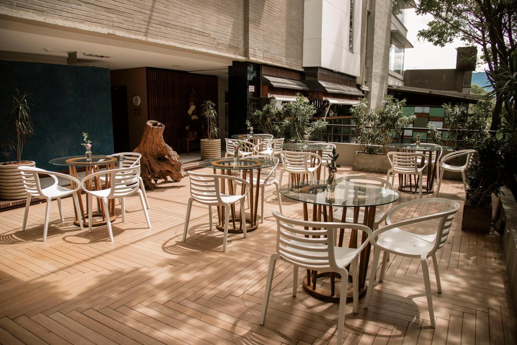 V Grand Hotel, A Member Of Radisson Individuals เมเดยิน ภายนอก รูปภาพ